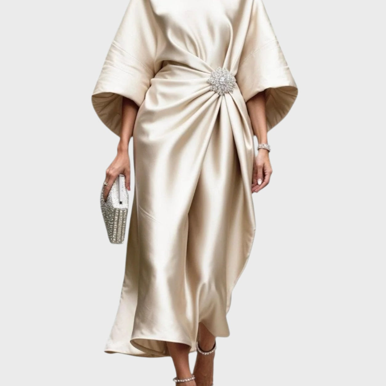 Saten Haljina s Bočnim Plisiranjem i Dekorativnom Kopčom