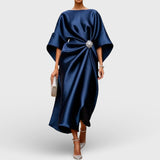 Saten Haljina s Bočnim Plisiranjem i Dekorativnom Kopčom