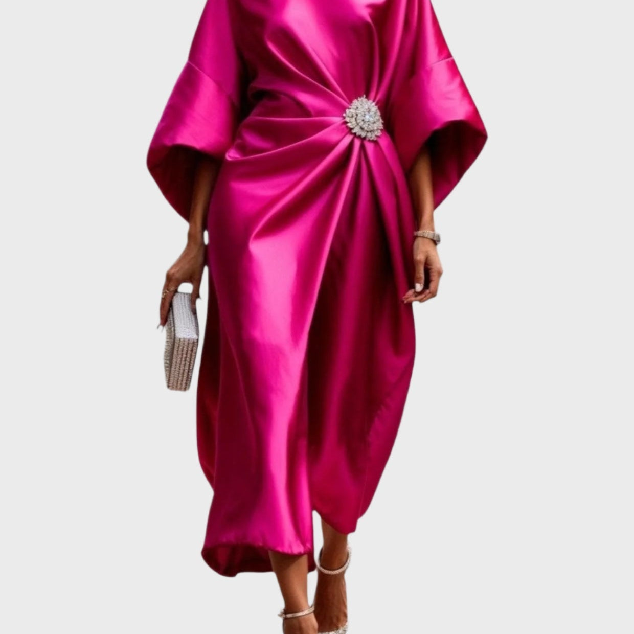 Saten Haljina s Bočnim Plisiranjem i Dekorativnom Kopčom