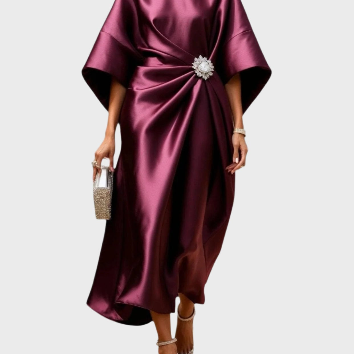 Saten Haljina s Bočnim Plisiranjem i Dekorativnom Kopčom