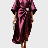 Saten Haljina s Bočnim Plisiranjem i Dekorativnom Kopčom