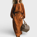 Narančasti top s okruglim izrezom i maxi suknja s džepovima od umjetne kože