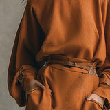 Narančasti top s okruglim izrezom i maxi suknja s džepovima od umjetne kože