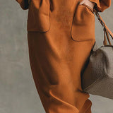 Narančasti top s okruglim izrezom i maxi suknja s džepovima od umjetne kože