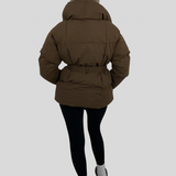 Karly – Kratka Puf Jakna s Remenom