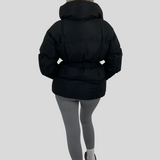 Karly – Kratka Puf Jakna s Remenom