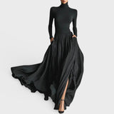 Moderna crna uska rolka s majicom i plisiranom suknjom