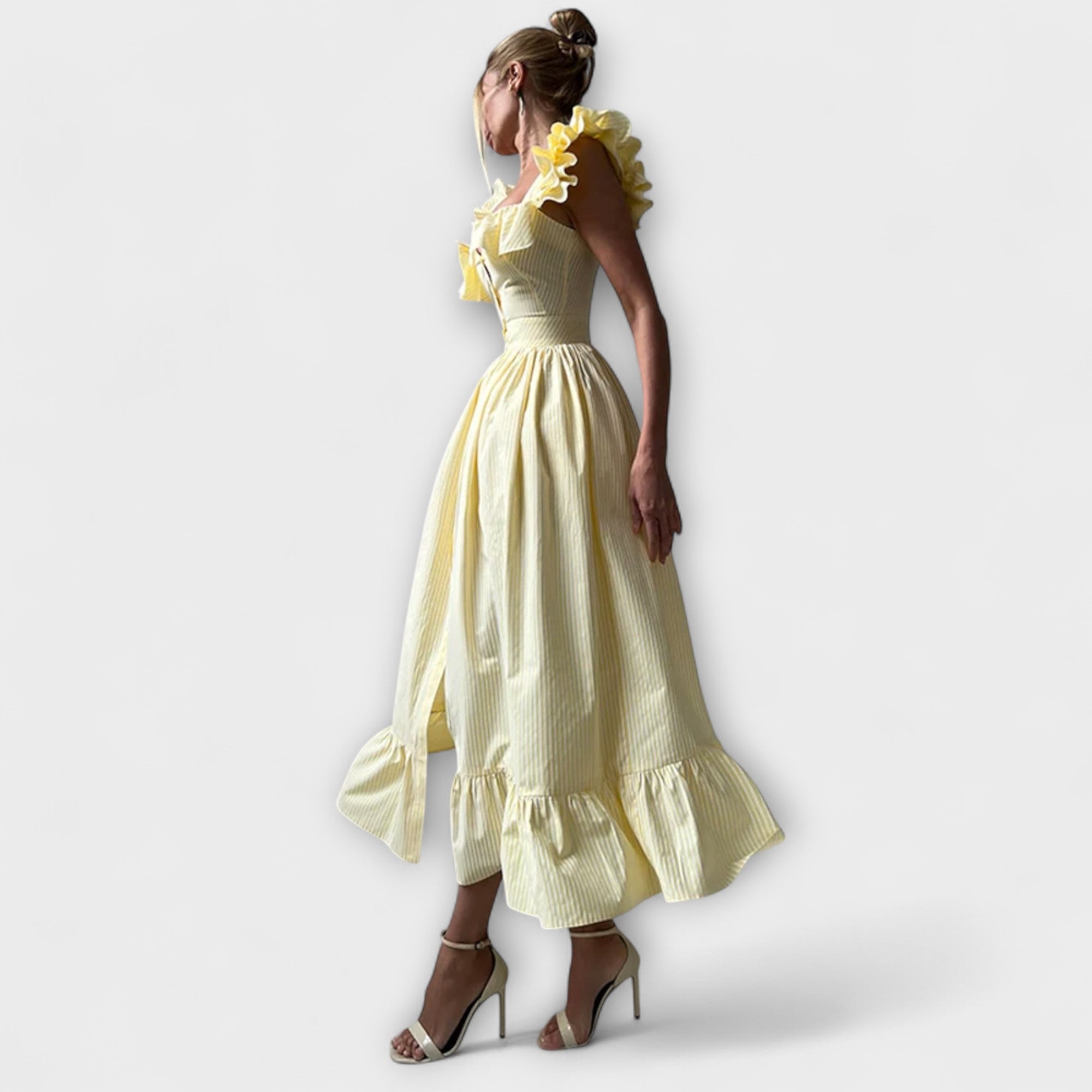 Haljina s Nabranim Detaljima