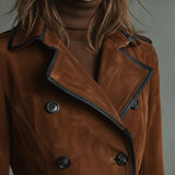 Dugi kaput s dvostrukim kopčanjem i reverima, od meke antilop kože s crnim detaljima