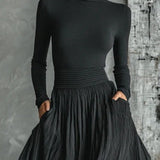 Moderna crna uska rolka s majicom i plisiranom suknjom