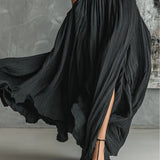 Moderna crna uska rolka s majicom i plisiranom suknjom