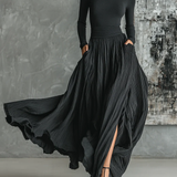 Moderna crna uska rolka s majicom i plisiranom suknjom