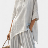 Daisy set s asimetričnom bluzom i prugastim hlačama za moderni i elegantni stil