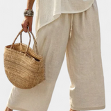 Cjelokupni minimalistički Daisy u prirodnim nijansama s oversized majicom i širokim hlačama za jednostavan i elegantan stil